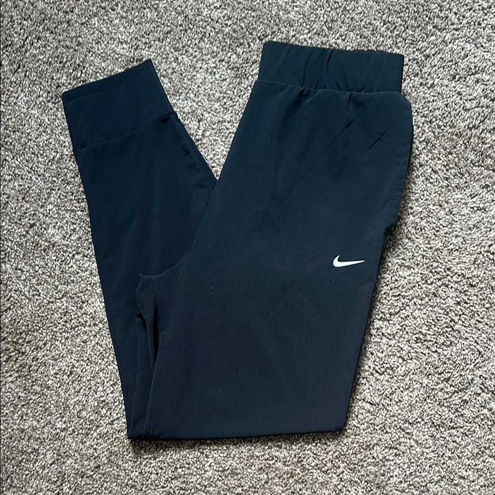 Nike Black Leggings with Elastic Waistband and Tapered Fit size small